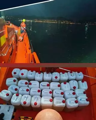 Salvamento Marítimo retira del mar medio centenar de garrafas de combustible en Rodeira
