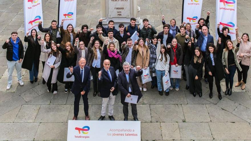 Los becarios d'esta edición del programa de TotalEnergies, detrás de Javier Sáenz de Jubera, Alfonso López y José Ignacio Sanz. |