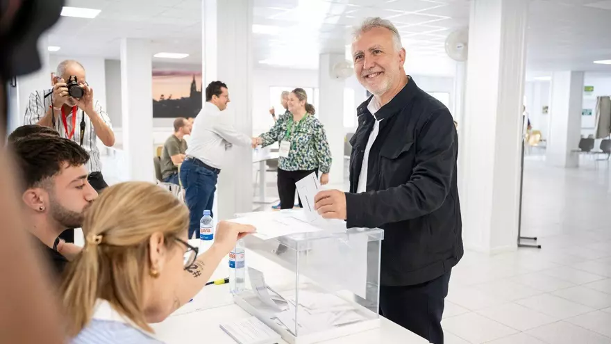 El ministro de Política Territorial y Memoria Democrática, Ángel Víctor Torres, vota en su colegio electoral de Arucas