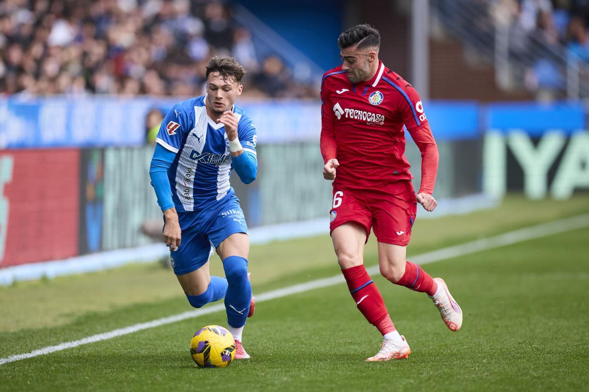 Pau Cabanes of Deportivo Alaves competes for the ball with Diego Rico of Getafe CF during the LaLiga EA Sports match between Deportivo Alaves and Getafe CF at Mendizorrotza on February 9, 2025, in Vitoria, Spain. AFP7 09/02/2025 ONLY FOR USE IN SPAIN. Ricardo Larreina / AFP7 / Europa Press;2025;SPAIN;SPORT;ZSPORT;SOCCER;ZSOCCER;Deportivo Alaves v Getafe CF - LaLiga EA Sports;