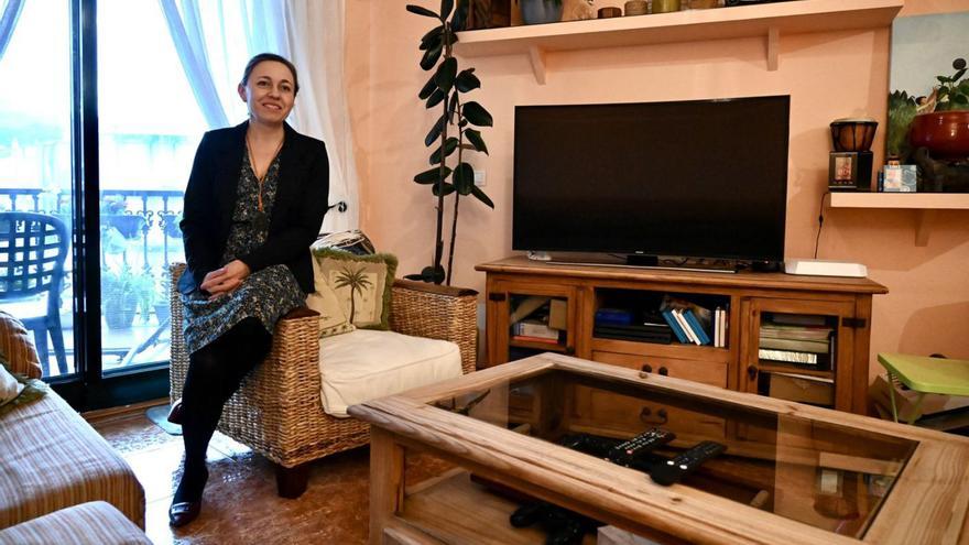 Vanessa Fernández Carballo, en el salón de la casa familiar que intercambian en Marín.