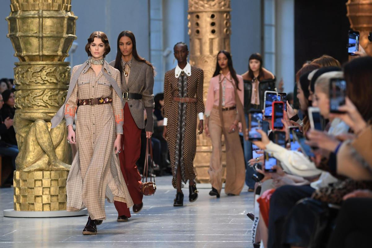 Kaia Gerber encabeza el desfile de Chloé de la colección de mujer Fall/Winter 2020/202.