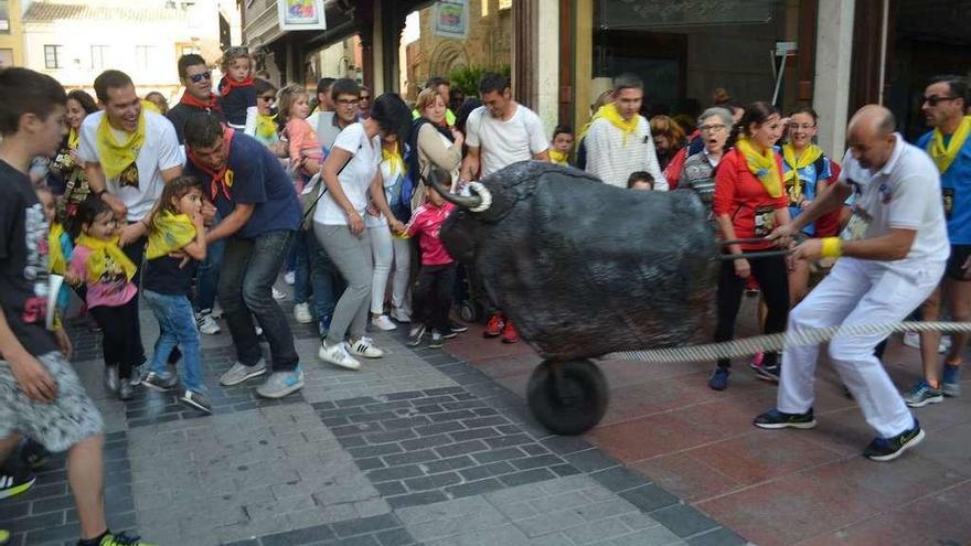 En la carrera del toro se vivieron momentos emocionantes por parte de los pequeños.