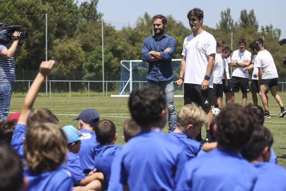 Visita de Mata al campus del Real Oviedo