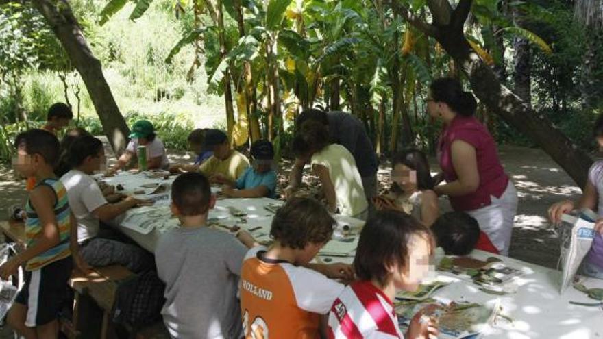 Los niños aprenden a convivir con la Naturaleza cada semana en el jardín botánico de Málaga.