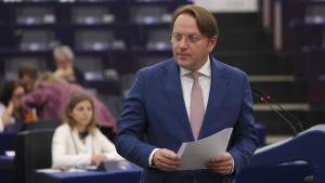 El comisario europeo de Vecindad, Oliver Varhelyi, durante el debate de este martes en el Parlamento de Estrasburgo.