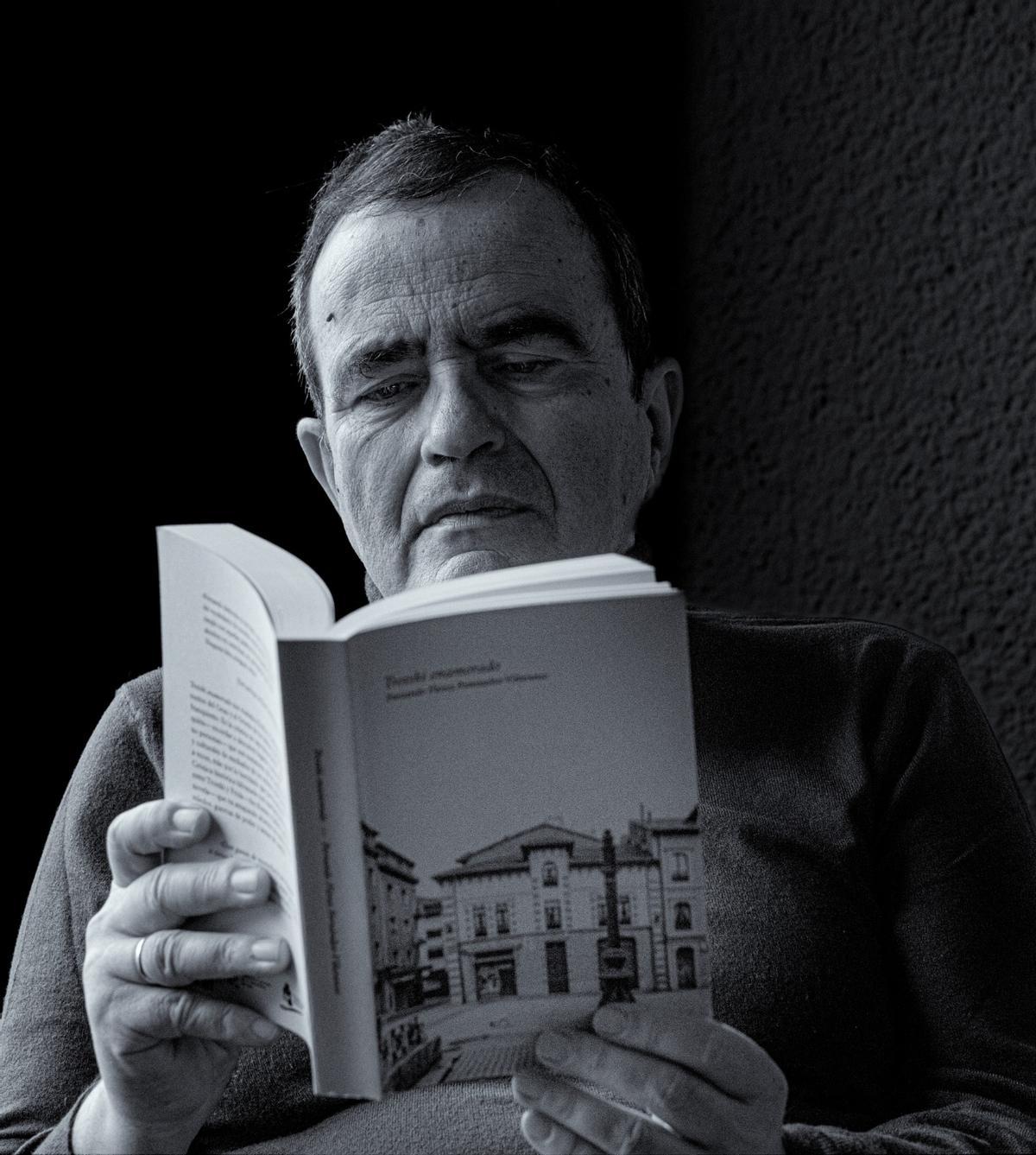 El autor, en otra imagen del fotógrafo Eduardo Blanco.