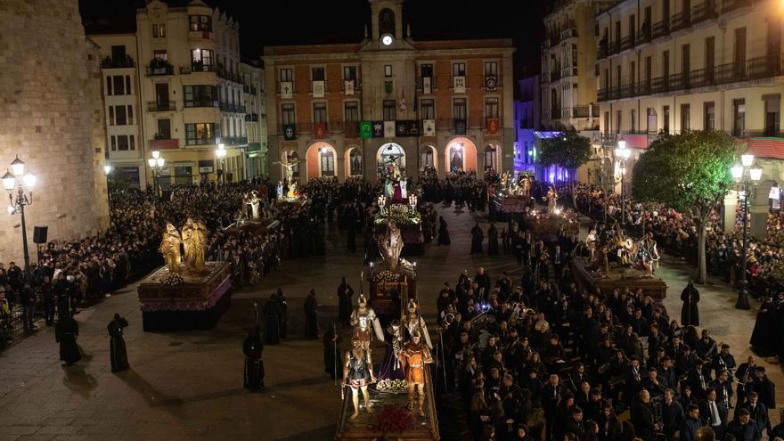 GALERÍA | Las mejores imágenes de la histórica salida de la Cofradía de Jesús Nazareno