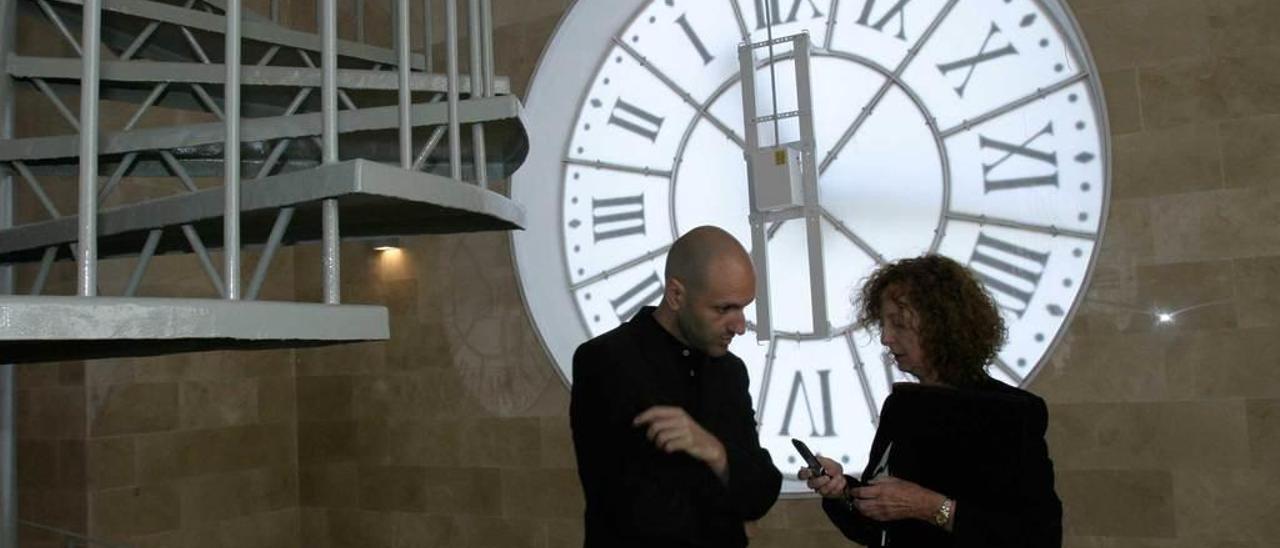 Mateo Feijóo y Rosina Gómez Baeza, en julio de 2007, en la planta del reloj de la torre de la Laboral.