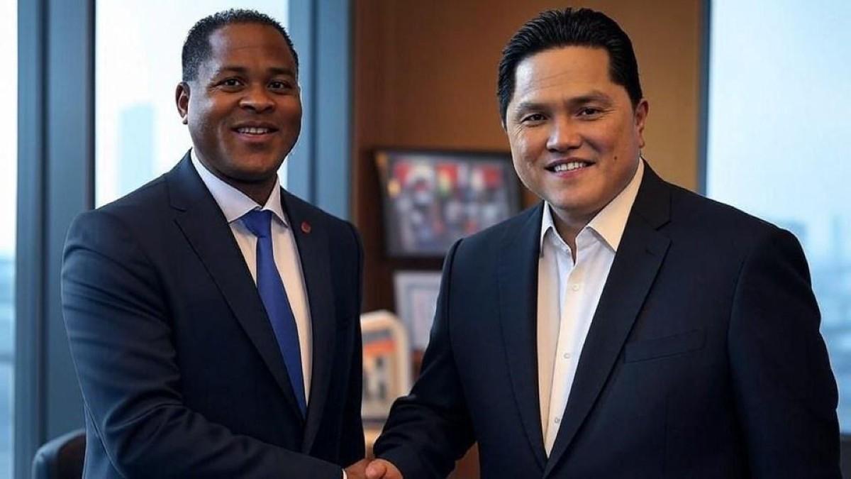 Kluivert, junto a Thohir