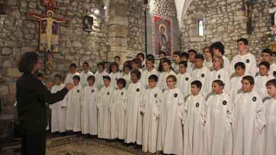 Los niños integrantes de la formación coral de Elche, durante una actuación. Foto