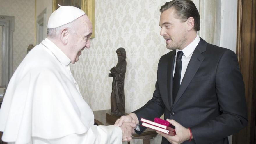 Leonardo DiCaprio, saludando al Papa Francisco. // Reuters