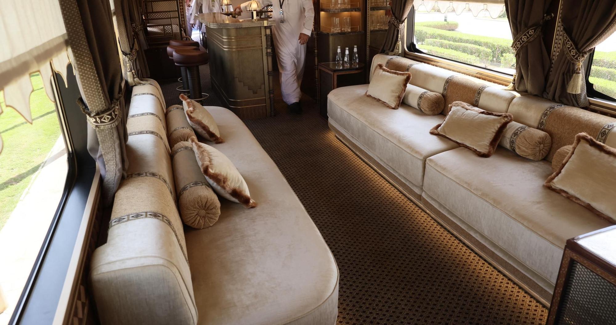 El tren de lujo más bonito del mundo está a punto de inaugurarse: cruzará un país milenario en vagones Art Decó