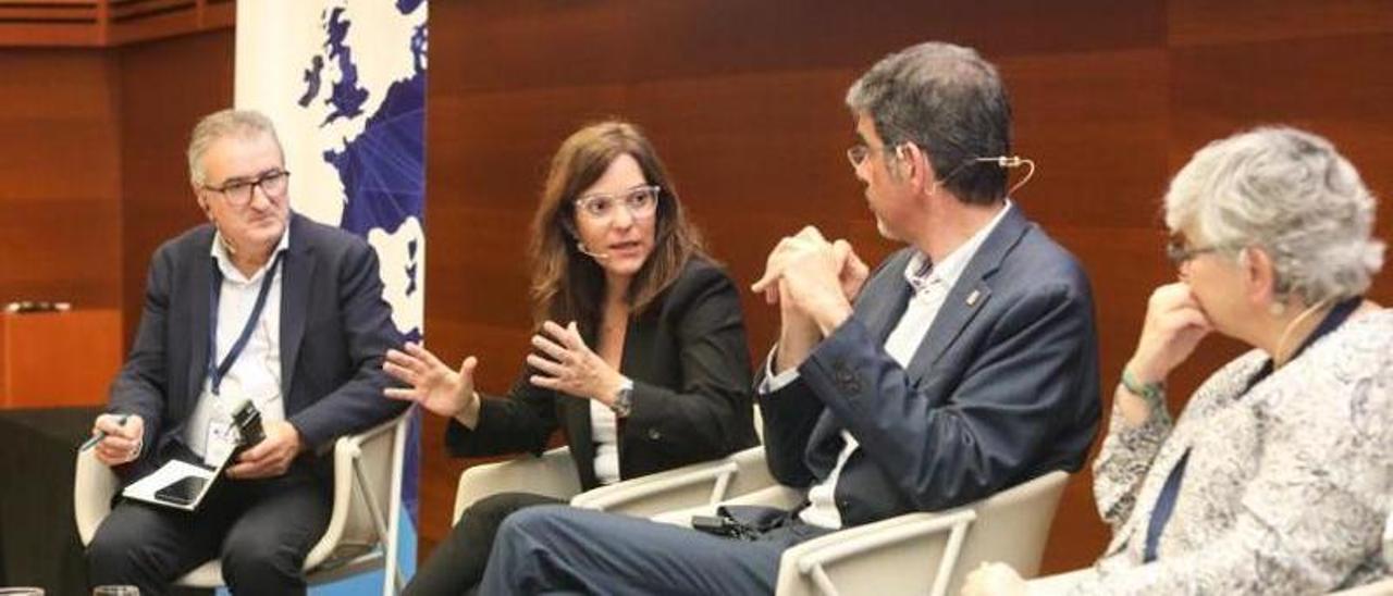 IInés Rey, en el centro, durante su intervención en el foro de Ciudades Atlánticas.