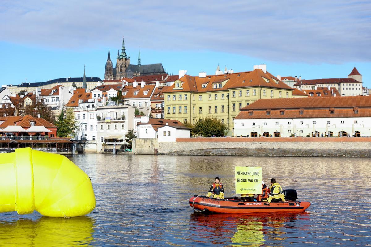 Greenpeace protesta con un gasoducto hinchable en Praga ante la cumbre de líderes europeos