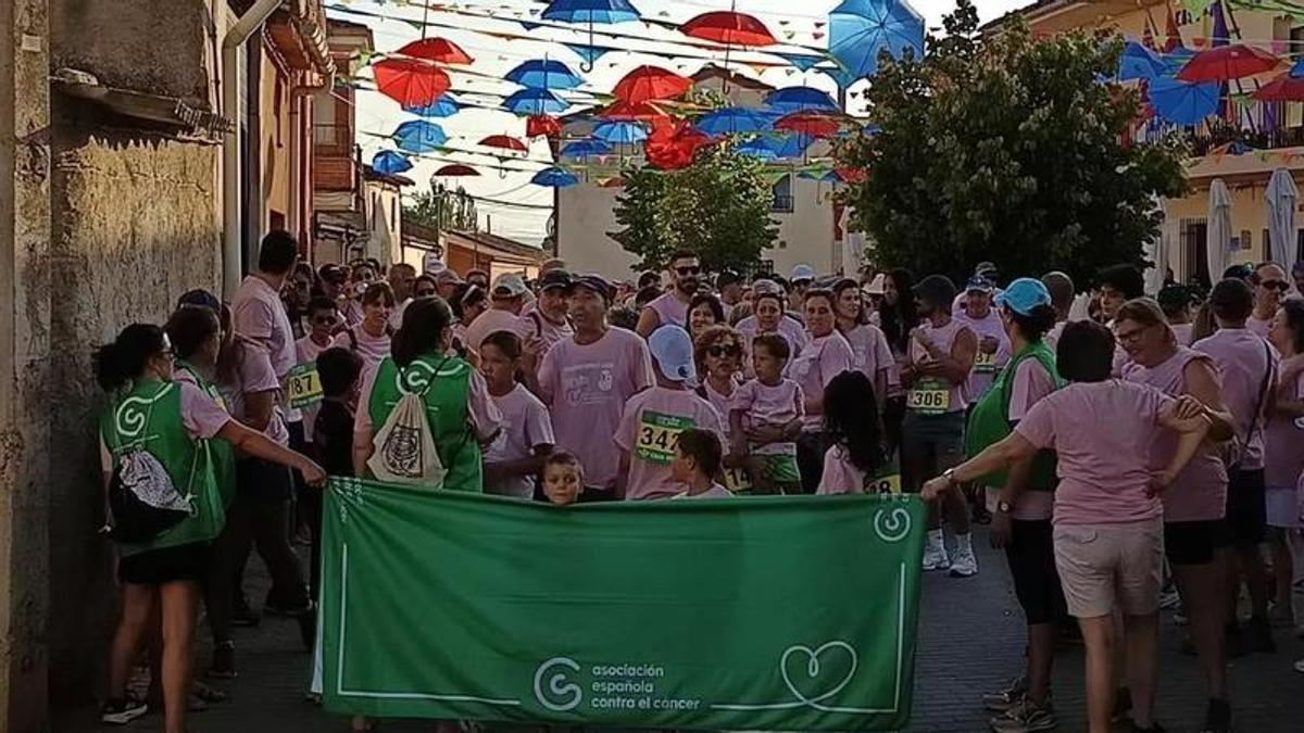 Participantes en una edición anterior de la marcha celebrada en Manganeses.