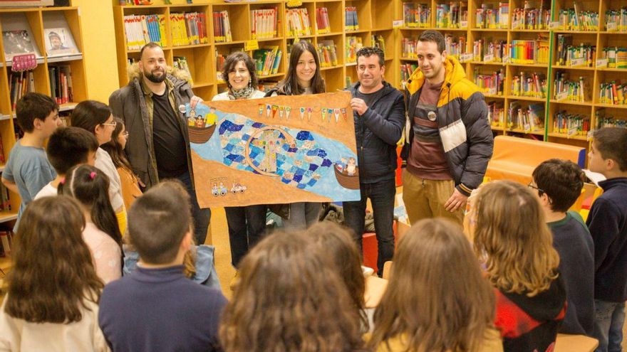 Escolares del colegio de Sobrada y los organizadores del Lanzo da Cruz, con la bandera diseñada.