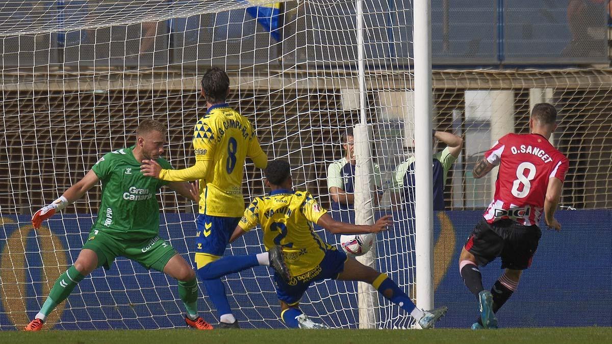 Oihan Sancet anota un gol ante Las Palmas durante el partido de LaLiga EA Sports entre Las Palmas UD y el Athletic Club