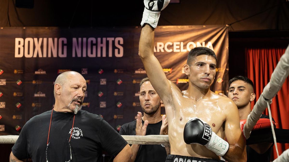 Cristóbal Lorente alza el brazo en señal de victoria.