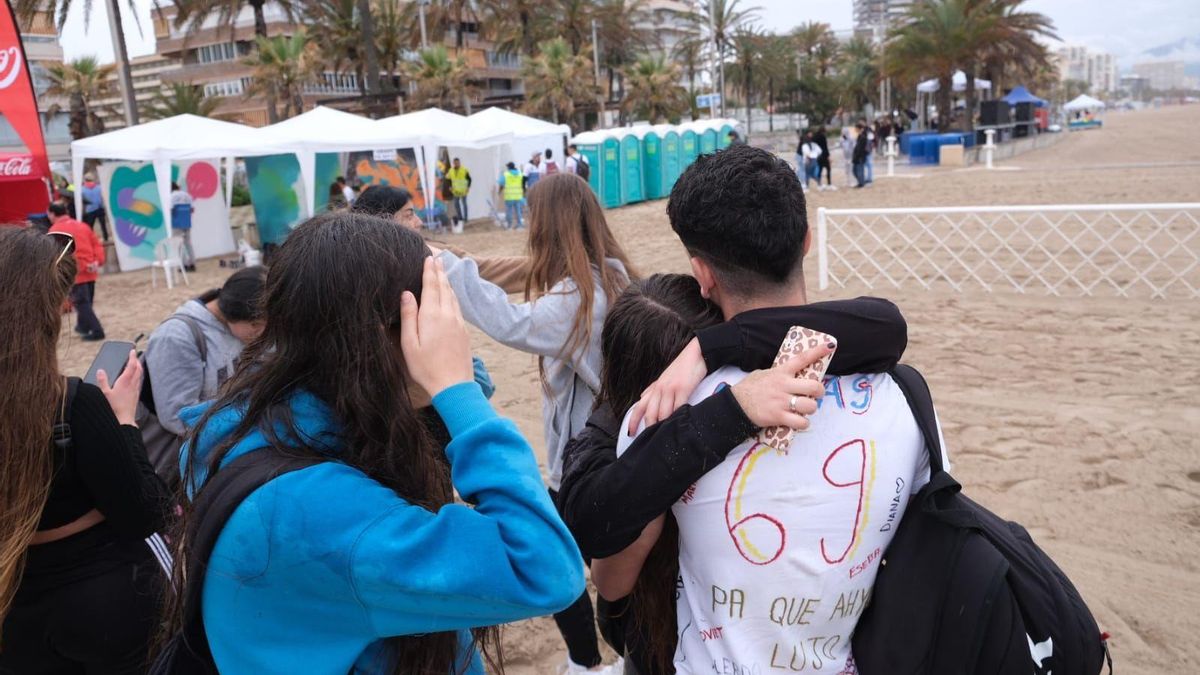 Un instante de la fiesta en la playa de San Juan durante la Santa Faz de 2022.