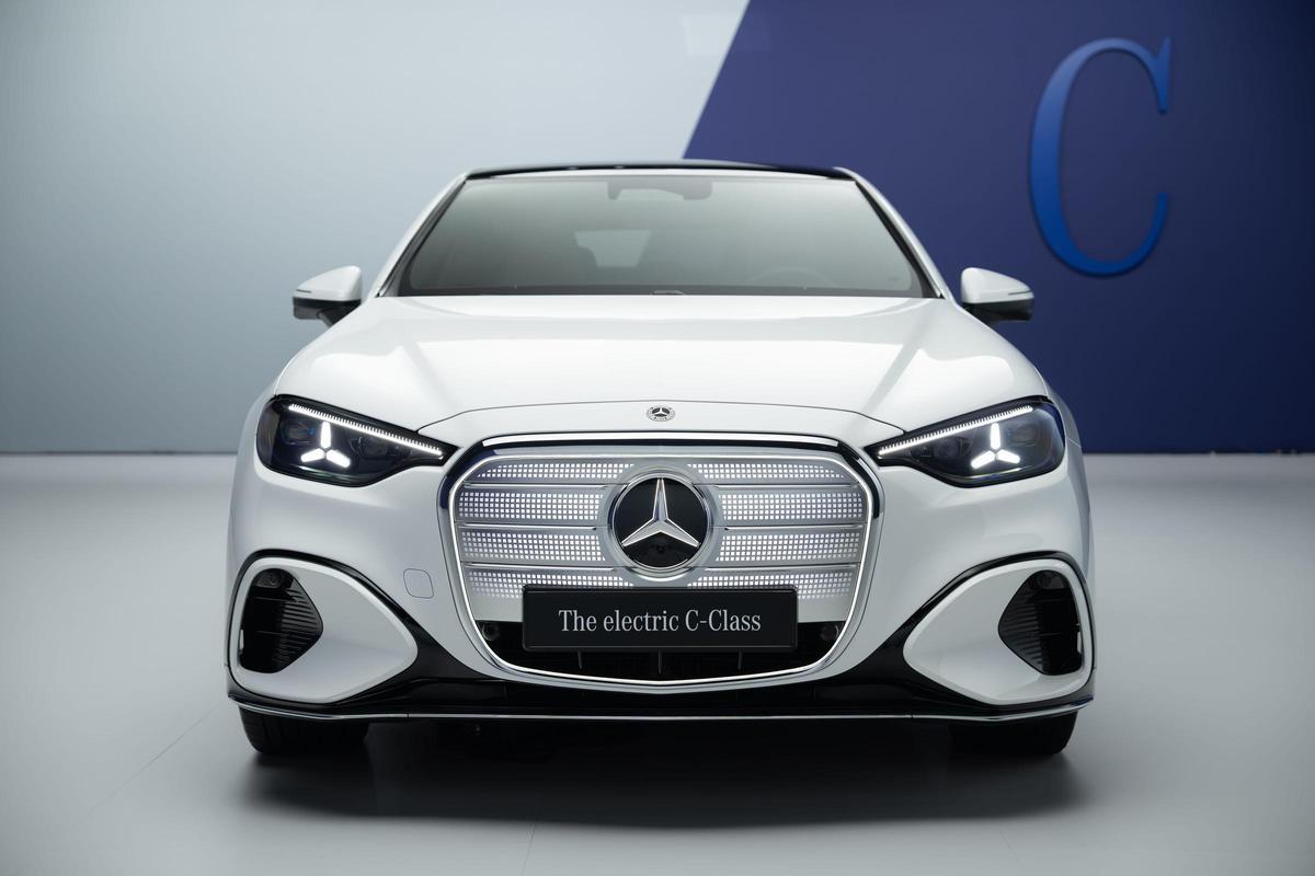 Lo que sí queda claro es que la Mercedes-Benz quiere convertir al Clase C eléctrico en uno de los pilares de su transición hacia la movilidad eléctrica.