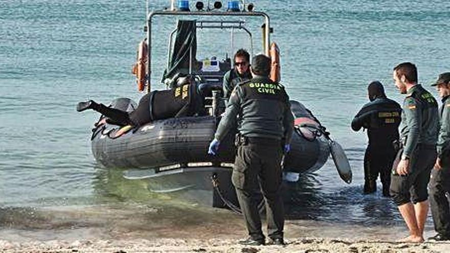 La Guardia Civil rescata del mar un cuerpo sin vida.