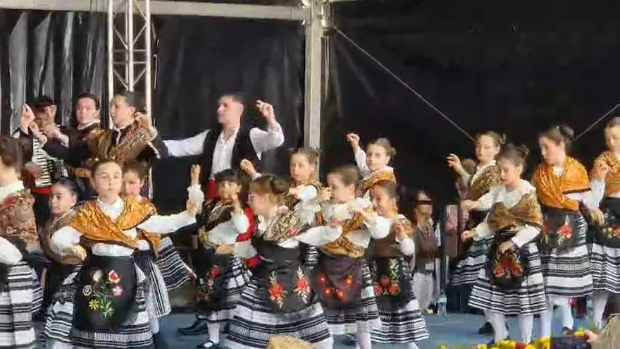 Actuación del grupo La Cantarera durante la Fiesta de la Jara en Flor 2025
