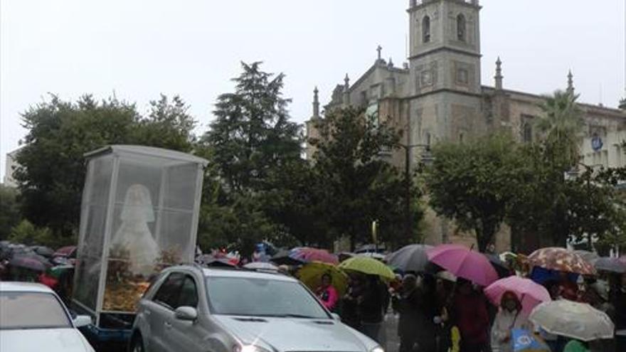 La lluvia desluce la despedida a la virgen de las Cruces de Don Benito