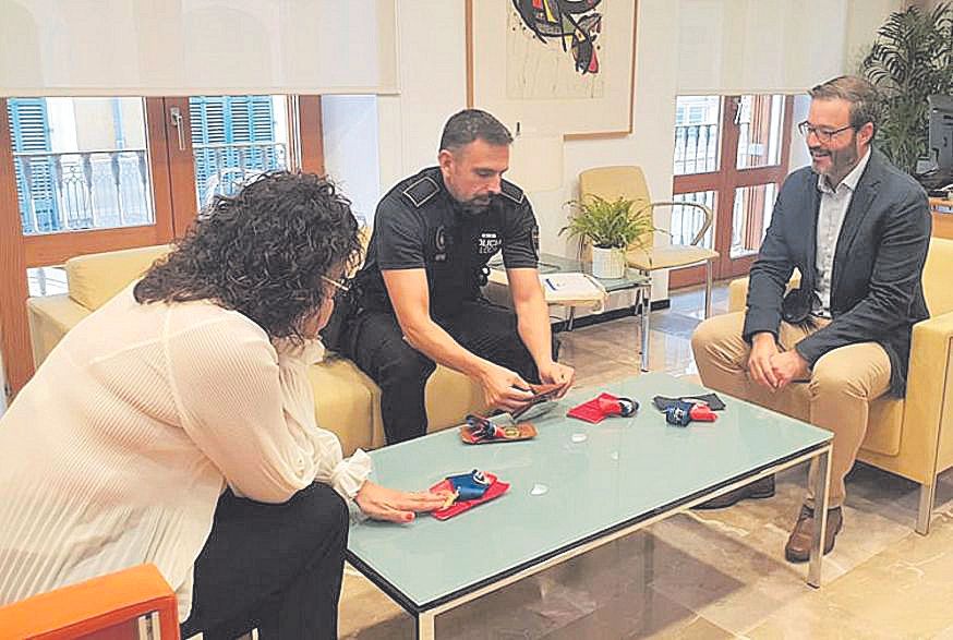 El alcalde y la regidora, con el medallista de la Policía Local de Palma.