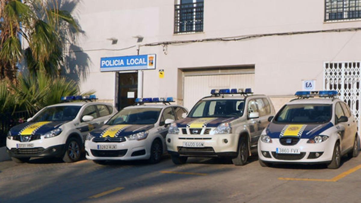 Vehículos policiales en Turís