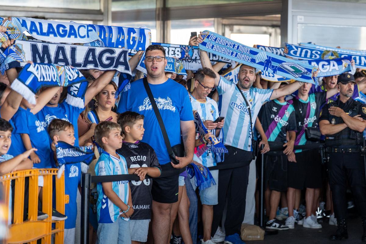 Despedida al Málaga CF en el aeropuerto antes de enfrentarse a la UD Las Palmas en el primer partido del play off de ascenso a la Primera División Despedida al Málaga CF en el aeropuerto antes de enfrentarse a la UD Las Palmas en el primer partido del play off de ascenso a la Primera División
