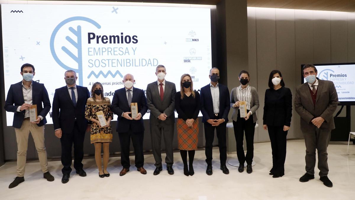 Los premiados con el el subdirector general del Sabadell, F. Canós; el conseller Climent, la vicepresidenta de la CEV, Eva Blasco; Samira Khodayar y Julio Monreal.