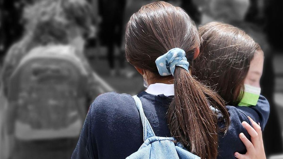 Dos niñas se abrazan en el reencuentro de la vuelta al colegio del año pasado.