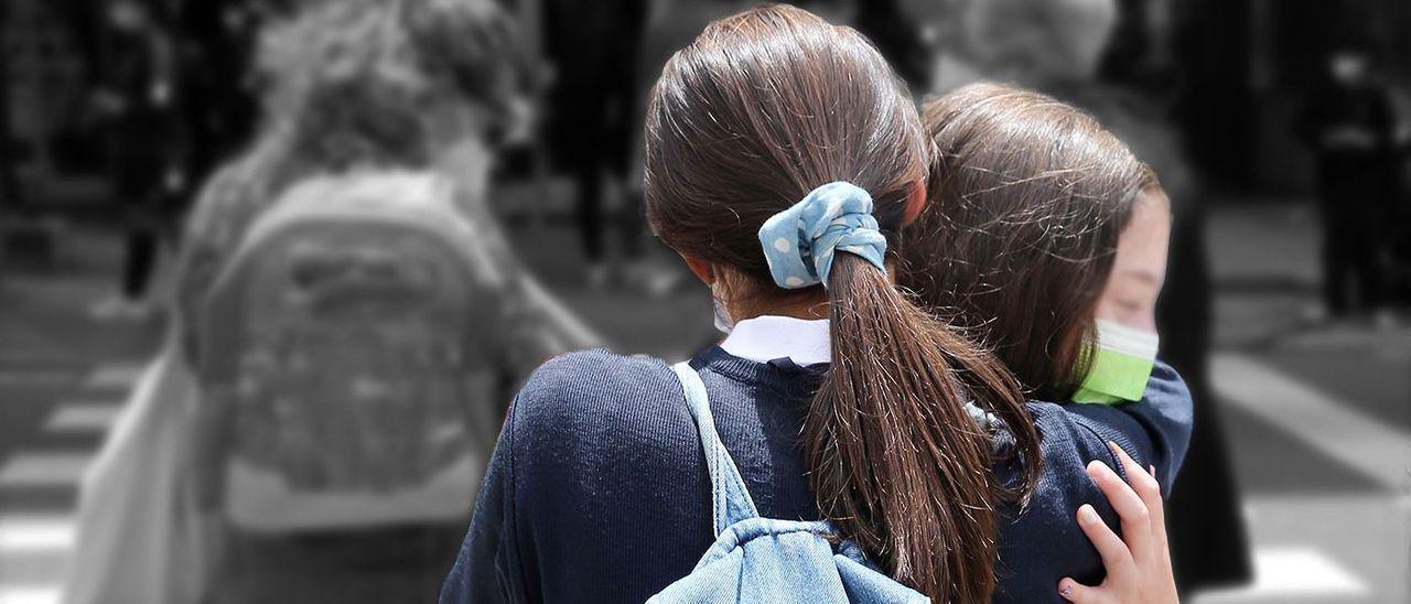 Dos niñas se abrazan en el reencuentro de la vuelta al colegio del año pasado.
