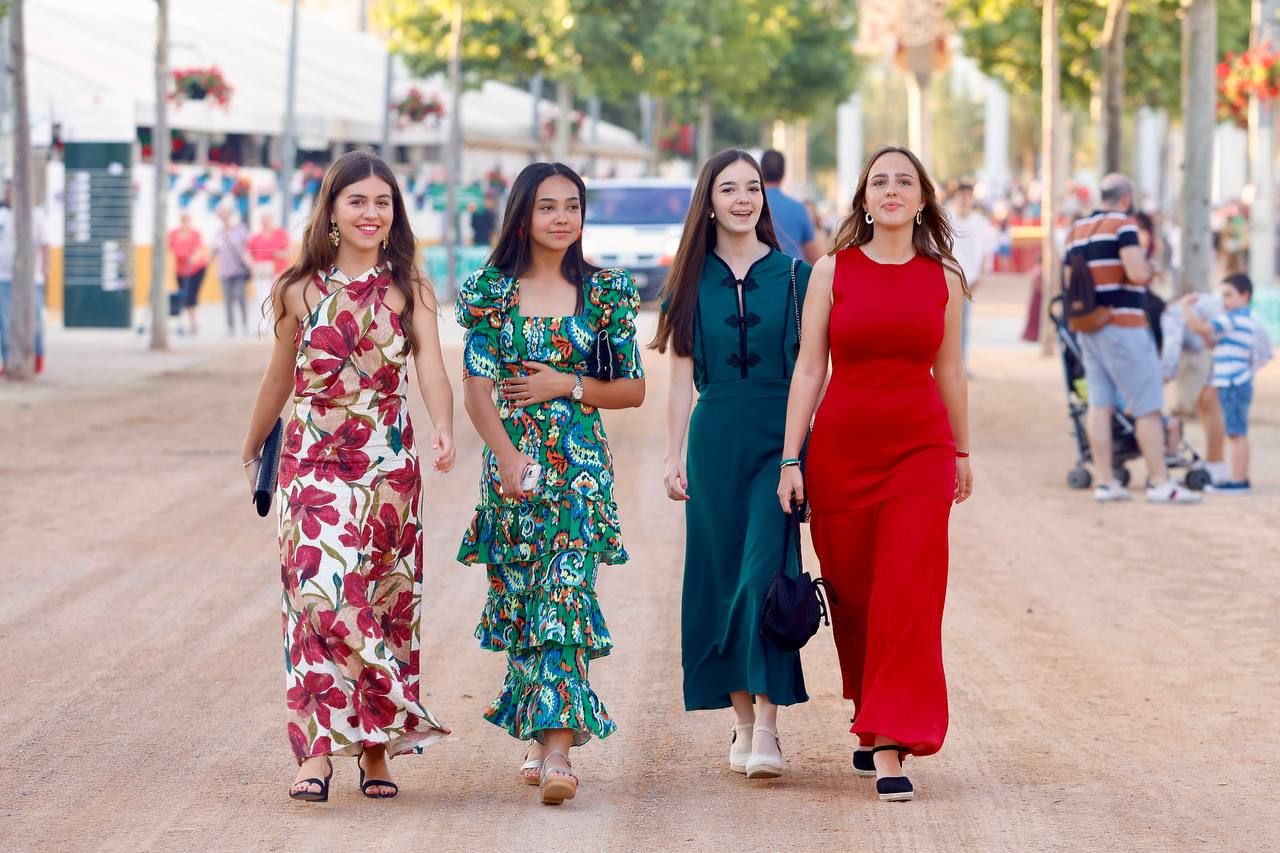 El Arenal se anima desde primera hora en el día del inicio de la Feria de Córdoba