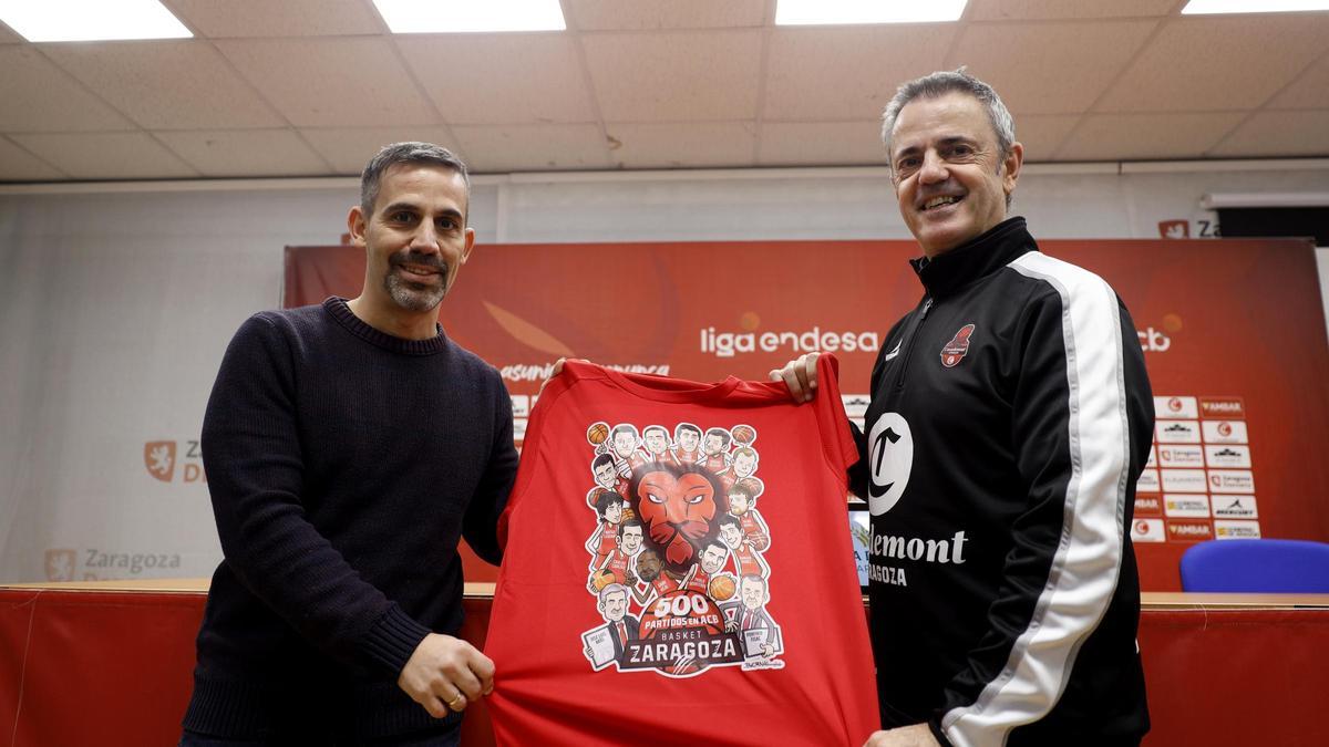 José Antonio Bernal y Porfirio Fisac, con la camiseta conmemorativa de los 500 partidos.