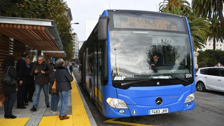 Parada de buses interurbanos en Entrejardines.