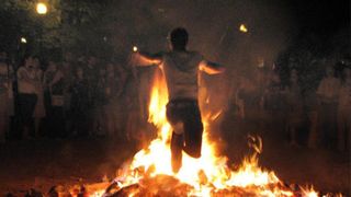 Rituales fáciles para hacer en casa en la Noche de San Juan y atraer suerte, amor y dinero