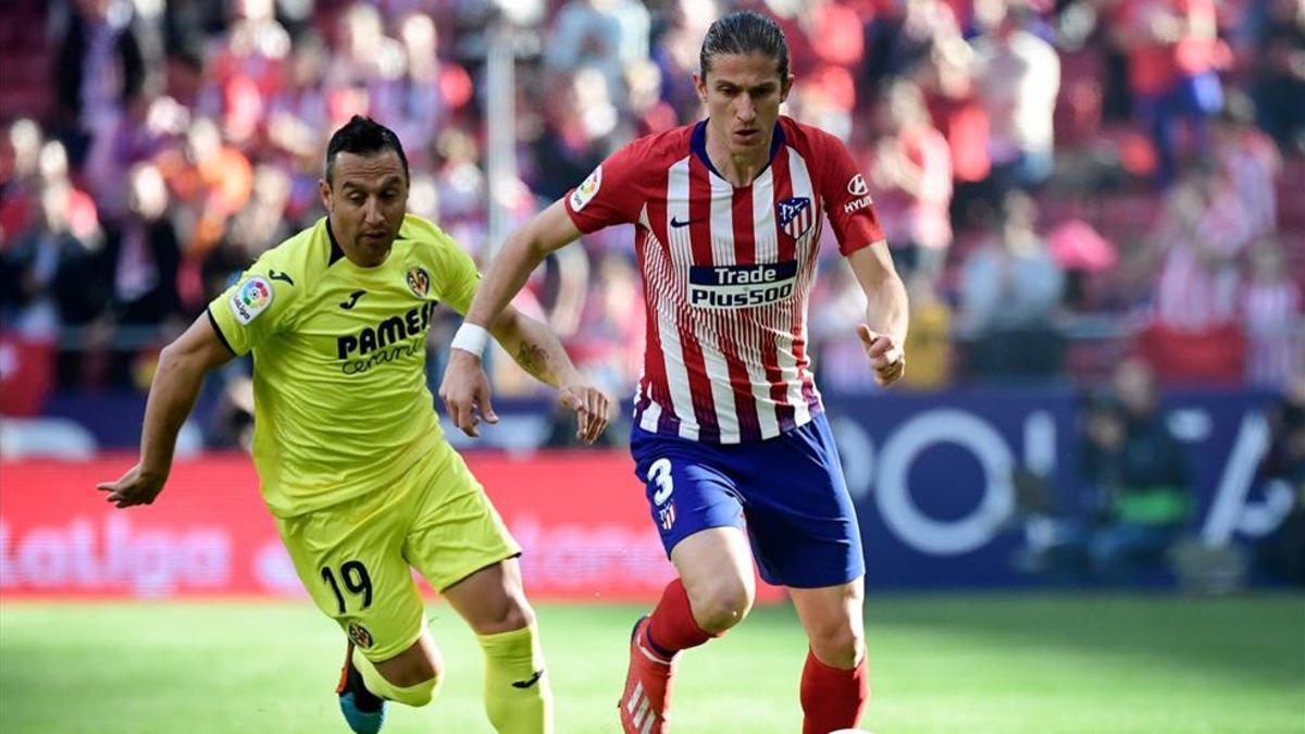 Filipe Luis disputándose el balón con Cazorla en el partido liguero contra el Villarreal