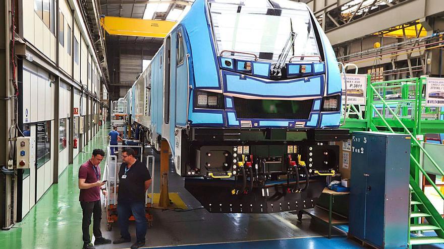 Interior de la fábrica de Stadler en Albuixech, en imagen de archivo. | DANIEL TORTAJADA