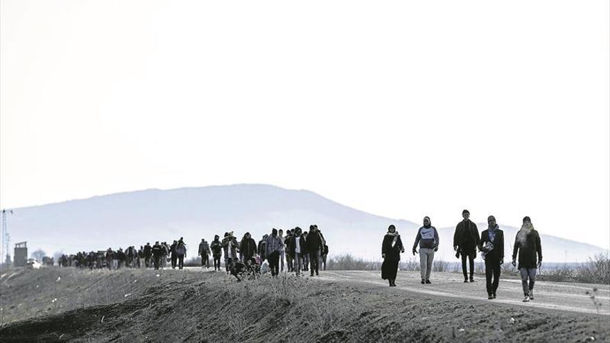 Los refugiados se atascan en la frontera entre Grecia y Turquía