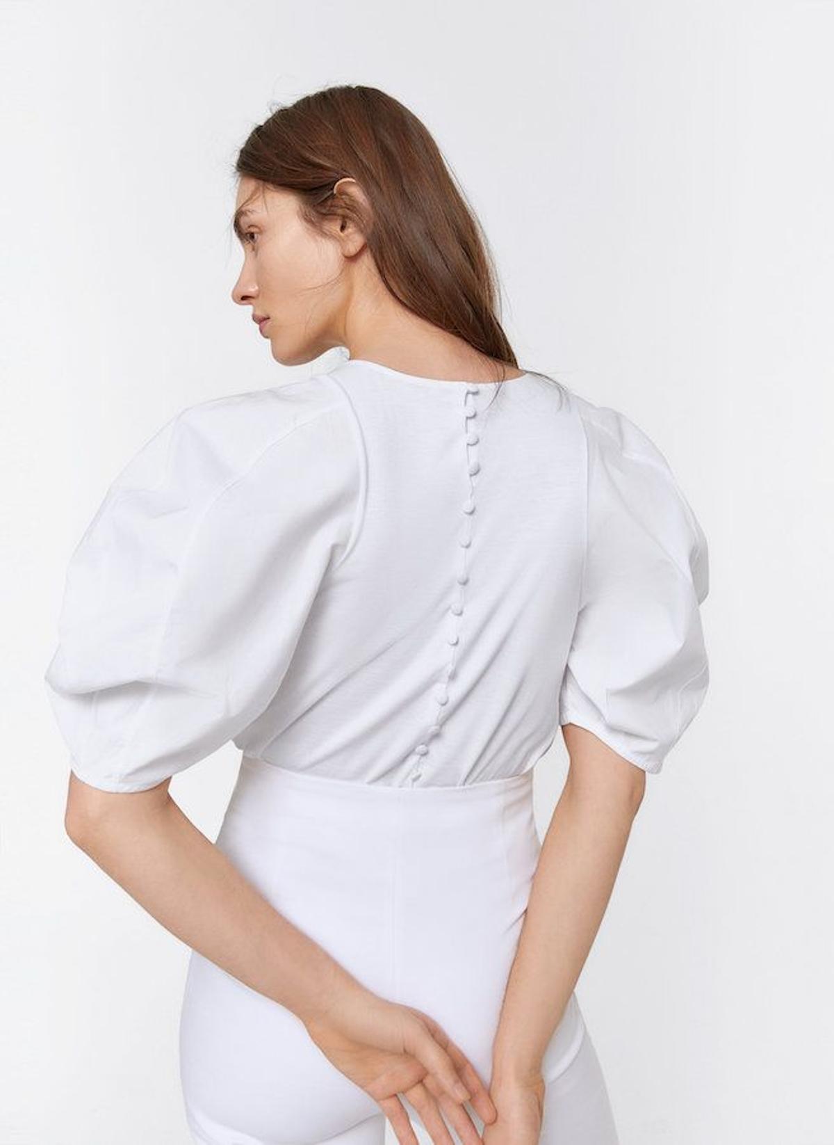 La blusa con botonadura trasera