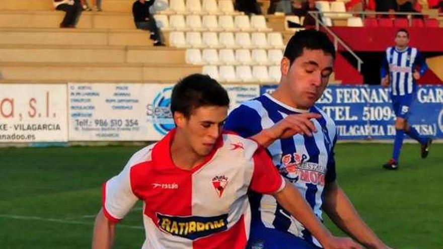 Eloy pelea por un balón con un defensor vigués. // Iñaki Abella