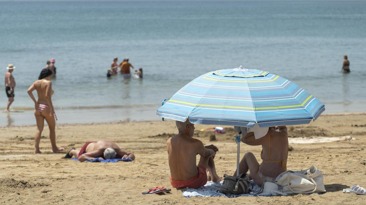 Una playa de Lanzarote, este sábado.