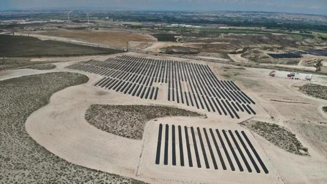 Un parque fotovoltaico en el paraje de Acampo Arpal de Zaragoza, situado en el término municipal de Zaragoza, donde Amazon instalará un gran campus de centros de datos.