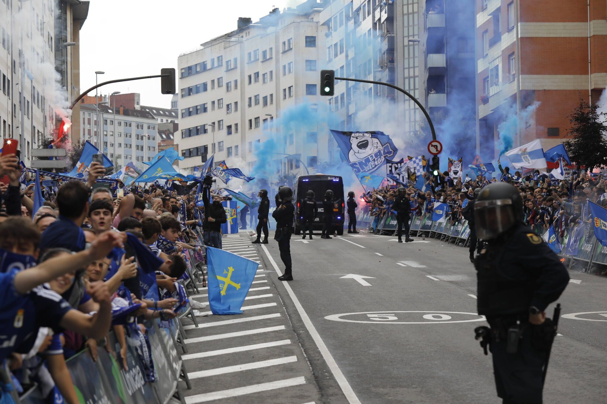 Así fue el recibimiento de la afición al Real Oviedo y toda la previa del último partido de la temporada