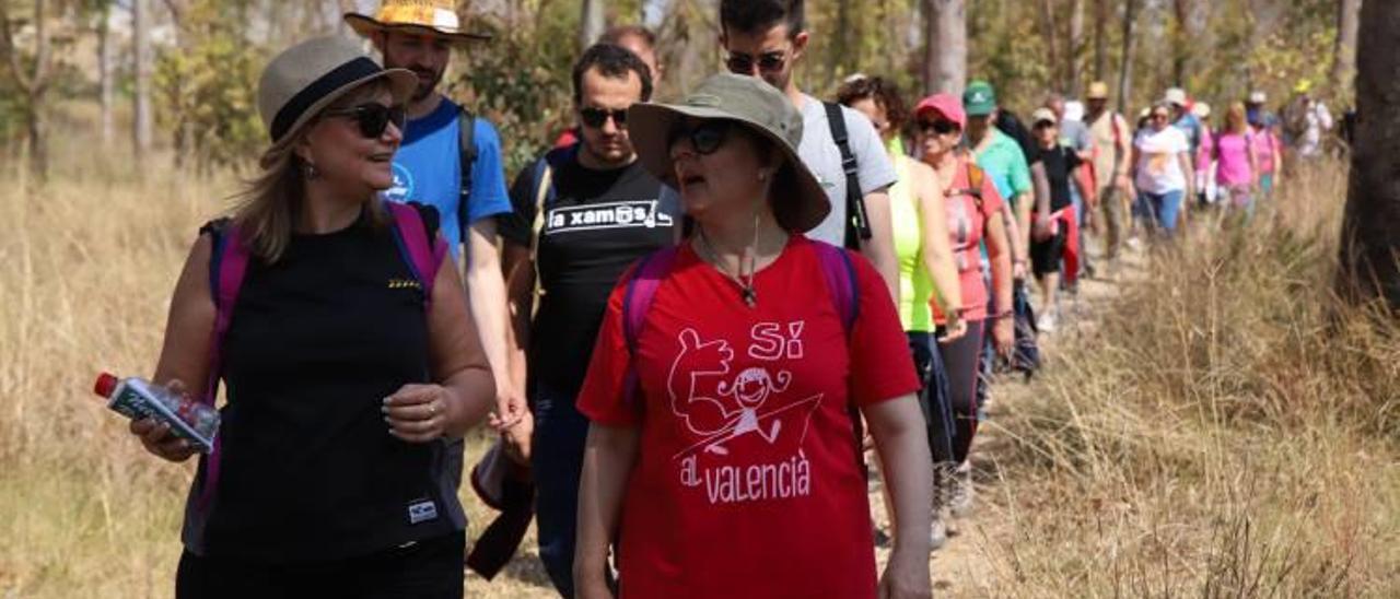 Algunos de los participantes en la marcha que ayer recorrió el cauce del Magre entre el Marquesat y Guadassuar.