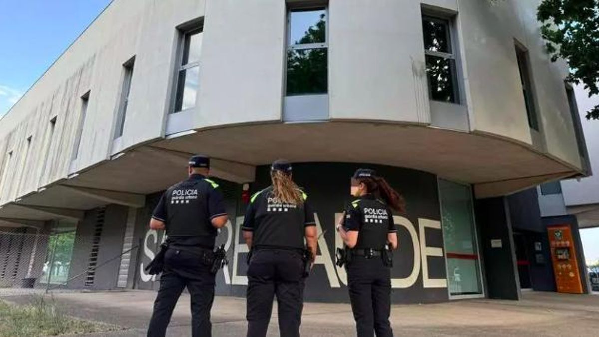 Agents de la Guàrdia Urbana davant de la nova seu, el CFI Ferran Sunyer.