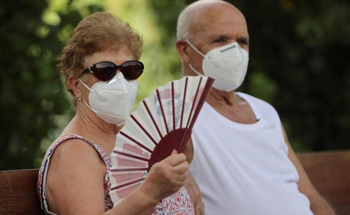 Dos personas tratan de refrescarse en Madrid, donde hay alerta por altas temperaturas, el jueves 30 de julio.