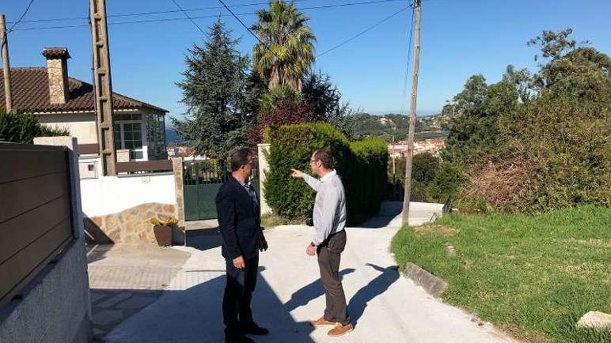 El alcalde Ángel Rodal durante la visita a una obra. // D. P.